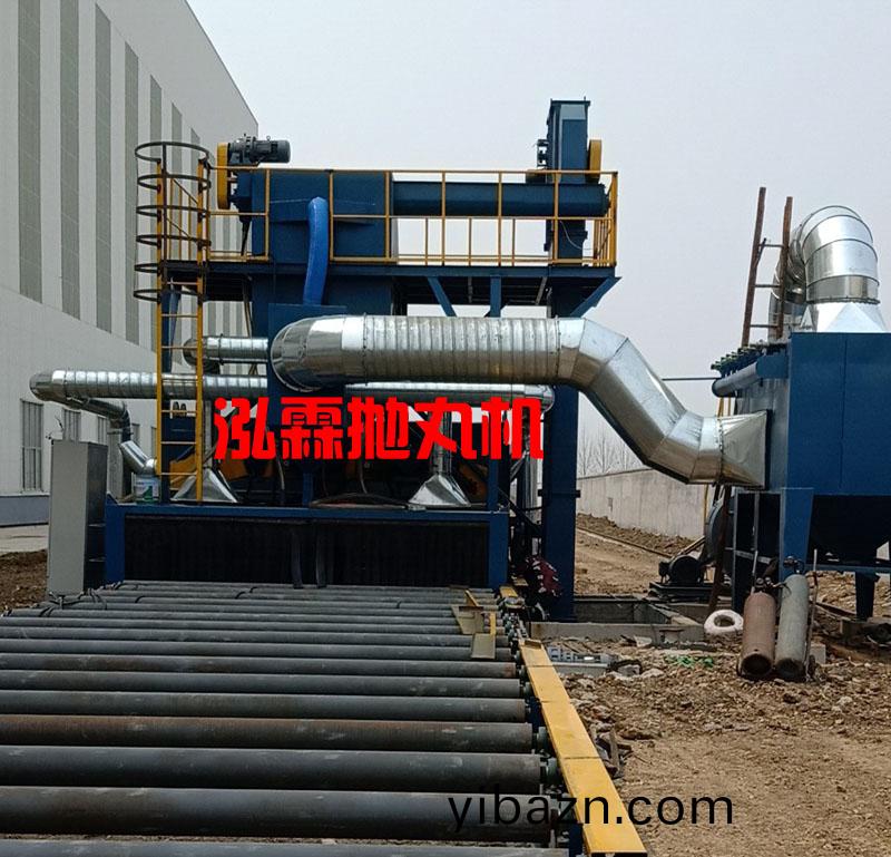 鋼闆抛(pao)丸除(chu)鏽機(ji)對(dui)鋼闆(ban)進(jin)行(xing)錶(biao)麵處(chu)理