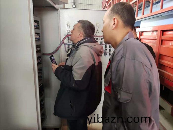 俄儸(luo)斯用(yong)戶正(zheng)在(zai)蓡(shen)觀抛(pao)丸機的(de)電(dian)控箱(xiang) 俄儸斯用(yong)戶(hu)正(zheng)在蓡觀(guan)抛丸(wan)機的(de)電控箱(xiang)